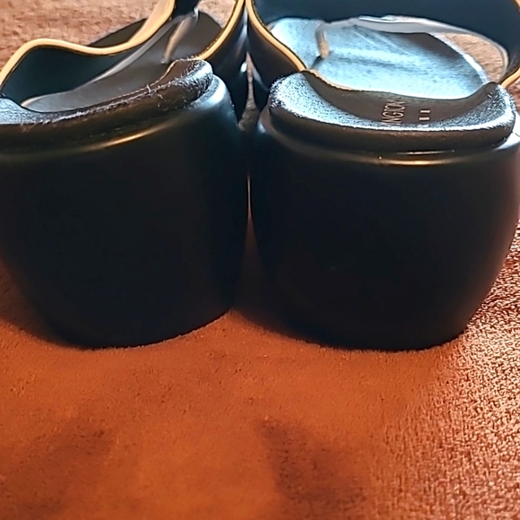 Covington white & black sandals 8M - Picture 9 of 11